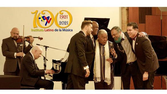 cantantes frente a micrófono. Logo de los cien años del Instituto latino de la música 