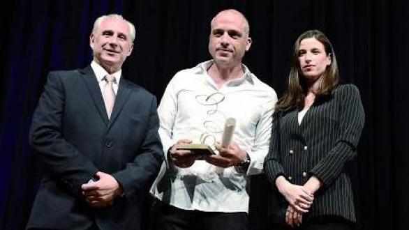 Francisco Formell, Representante de la Orquesta Los Van Van recibe el Premio Excelencias Cuba 