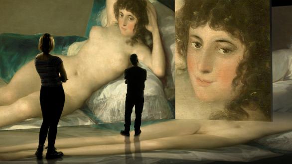 Obra de Goya observada por dos personas 