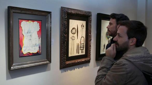 personas observando obras de arte en la feria SAM- salón de arte moderno 