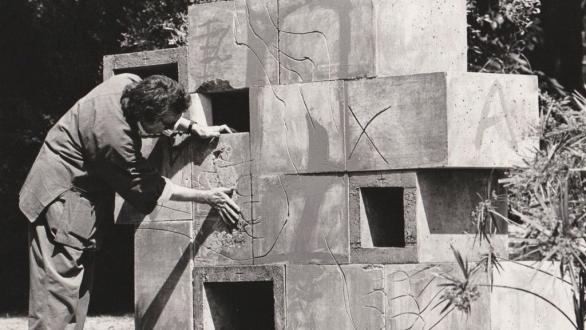 Antoni Tàpies trabajando en el taller de Hans Spinner en la escultura Composició (1991) 
