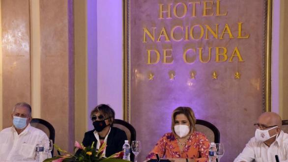 Personas en conferencia de prensa Festival San Remo en Cuba. Director Hotel Nacional, Jorge Luis Robaida, Lis Cuesta, Mario Escalona 
