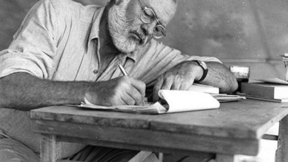 Ernest Hemingway escribiendo