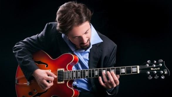 Antonio Colangelo toca la guitarra. Foto tomada de jazzbluesnews