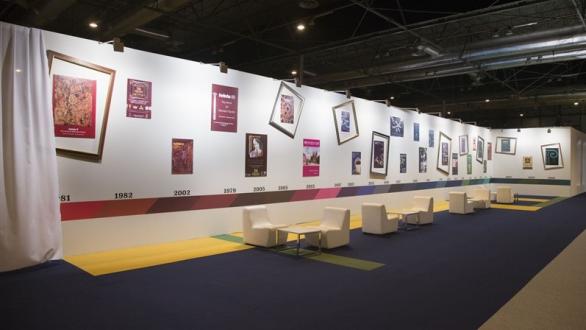Vista de un salón montado con obras de arte para exhibición de FERIARTE 2016