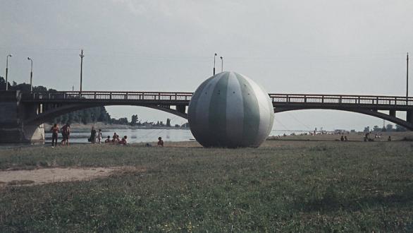 Stano Filko, Breathing: Wind in the 6m puffed up globe (Dýchanie: Victor v 6 m pretlakovej guli), 1968  Tarp, electric motor, fan, ø 650 cm