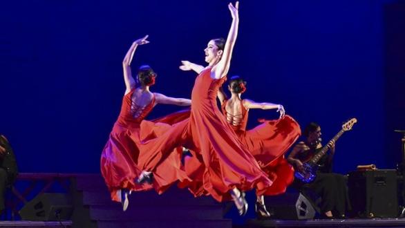 Bailarinas de Lizt Alfonso Dance Cuba en Gala Cultural de Informática 2022