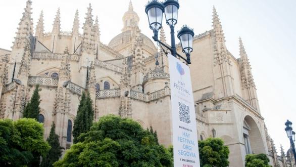 Catedral con cartel de Hay Festival Segovia 