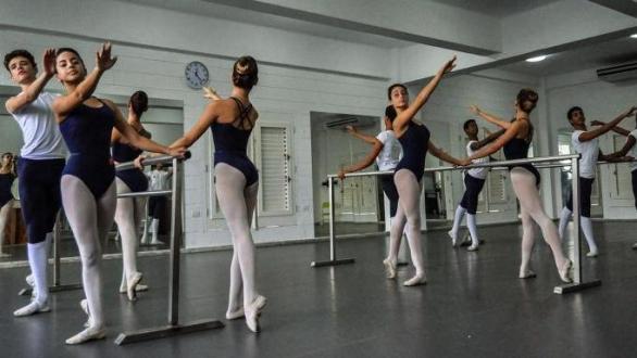 Estudiantes de la academia de Acosta Danza. Foto: Cortesía de la compañía.