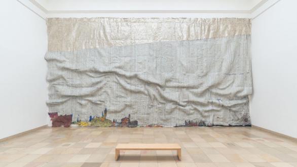 El Anatsui, Rising Sea, 2019 Aluminum and copper wire 800 x 1400 cm Guggenheim Bilbao Museo