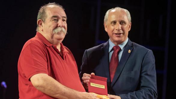 Momento en el que Juan Padrón recibe el Premio Excelencias del Arte de manos de José Carlos de Santiago, presidente del Grupo Excelencias