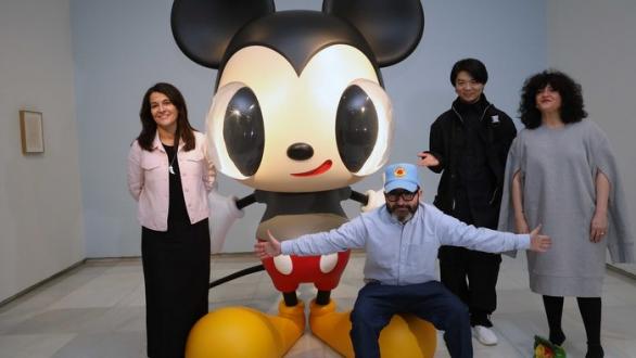 Javier Calleja junto con su obra “Mickey Mouse” (2021). Cortesía de Fundación Unicaja