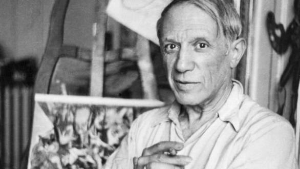 Pablo Picasso posando en su estudio de París. Bettman/Getty Images
