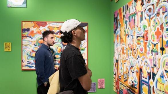 personas observando obras de arte en Uvnt Art Fair 2023