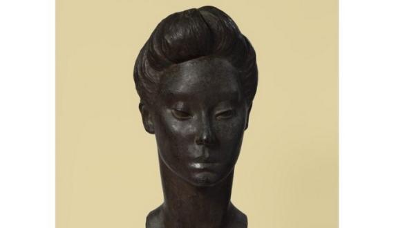 Cabeza de mujer. María Carmen Portela de Sosa (1898-1983). Bronce. 62 x 23 x 31 cm. Nº inv. 1537.