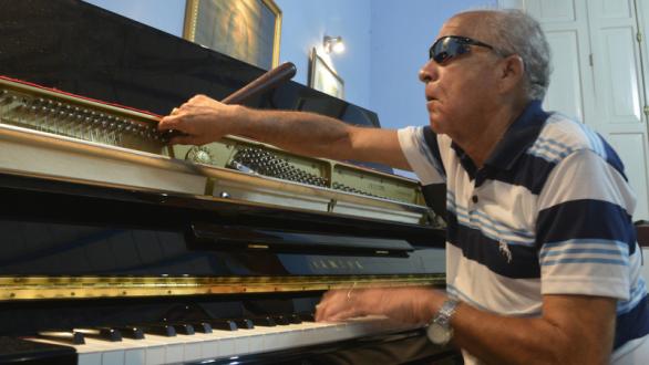 Jorge Luis Garrido, afinador de pianos 