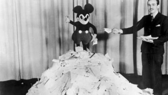 Walt Disney junto a su personaje más célebre, Mickey Mouse ABC PLAY Madrid