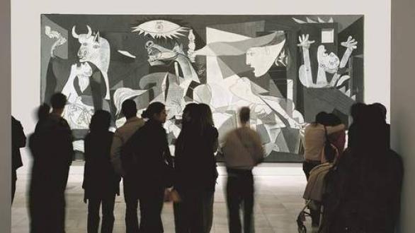 El aniversario de la paradigmática obra del cubismo es doble, pues hace 25 años que el cuadro se instaló en el Museo Reina Sofía. Foto archivo La Jornada