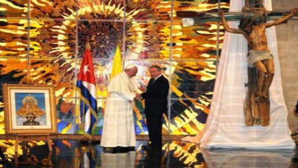  Intercambio de regalos entre Raúl Castro y el Sumo Pontífice Papa Francisco. Foto: Miguel Guzmán Ruiz 