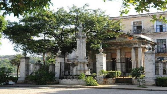 En 1828 el capitán general Francisco Dionisio Vives mandó construir en la Plaza de Armas un templete conmemorativo al sitio donde —según se dice— se fundó La Habana.