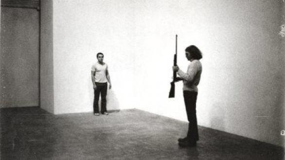  Imagen de la performance Shoot (Chris Burden, 1971) incluida en la película Burden de Richard Dewey y Timothy Marrinan.