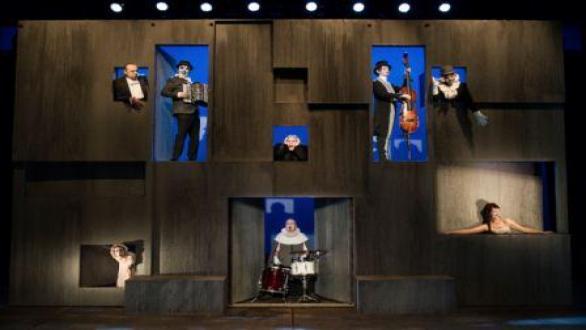 Escena de la versión danesa de Hamlet del Theatre Republique con la participación del grupo musical británico Tiger Lilies. Foto internet