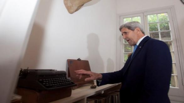 Kerry frente a la máquina de escribir de Ernest Hemingway en Finca Vigía. Foto: Ismael Francisco/ Cubadebate