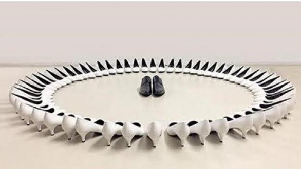 obra de arte-zapatos de mujer puestos en círculo