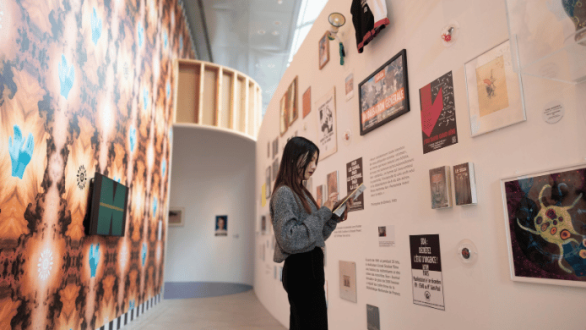 Visitante observa fotografías, grabados y obras de pequeño formato para comenzar una colección de arte