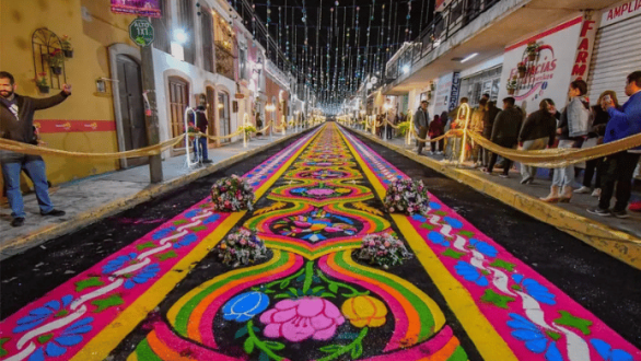 Tapetes de aserrín de colores cubren una calle de Huamantla durante la Noche que Nadie Duerme