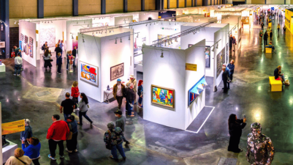 Art Palm Beach, feria de arte contemporáneo con obras expuestas y visitantes recorriendo los stands en Palm Beach.