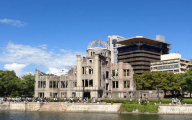 Cúpula de la Bomba Atómica de Hiroshima junto al río Motoyasu, conservada como memorial de la destrucción nuclear