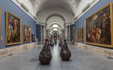 Image of the Main Gallery of the Museo Nacional del Prado with artworks related with the "Juan Muñoz. Stories of Art" exhibition on display.