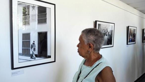 persona mirando foto en galería de arte 