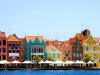 Fachadas históricas de colores en el barrio de Handelskade, en Willemstad, capital de Curazao y Patrimonio Mundial de la UNESCO