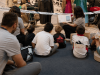 Niños y mediadores culturales participan en una actividad educativa dentro de un museo accesible