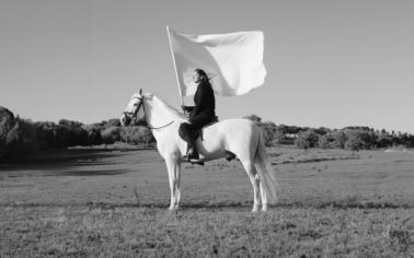  Marina Abramović, The Hero,2001, video