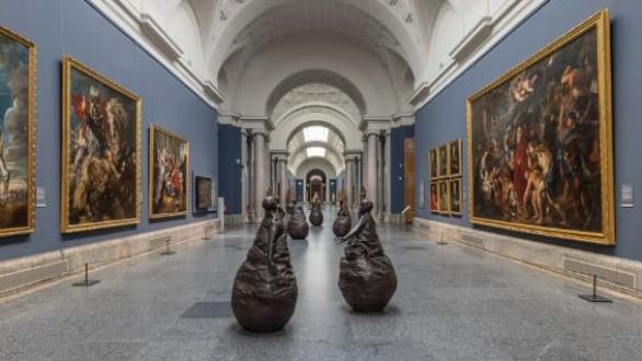 Image of the Main Gallery of the Museo Nacional del Prado with artworks related with the "Juan Muñoz. Stories of Art" exhibition on display.