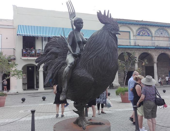 The sculpture that seduces in the Old Square of Havana