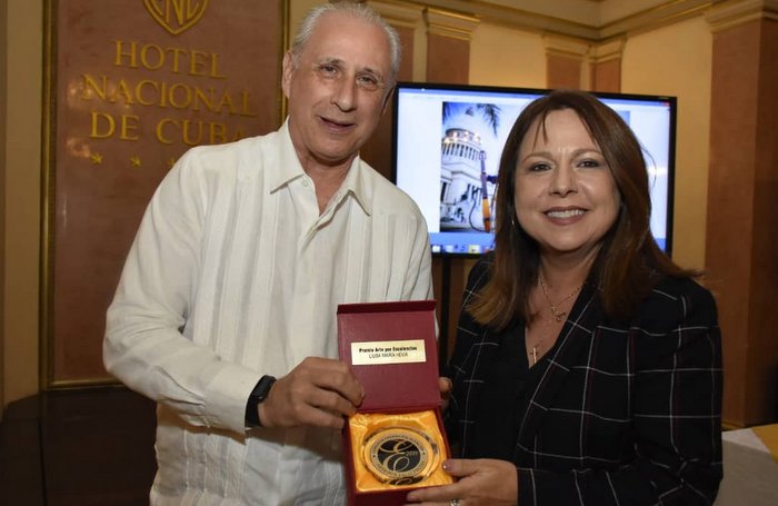 Recibe Liuba María Hevia Premio Excelencias Cuba 