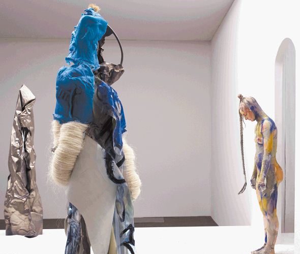 Escultura vivas en la gigantesca exposición Art Basel 
