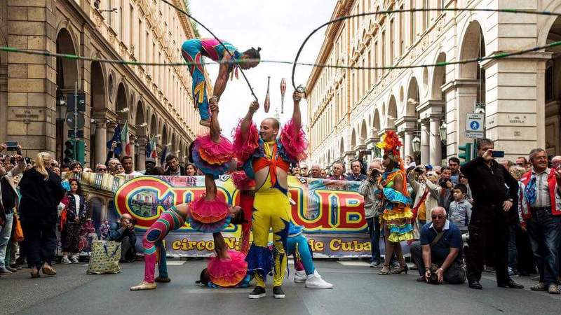 Compañía circense "Havana" sorprende al público italiano 