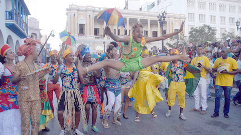 Desfile de la Serpiente anima Festival Internacional del Caribe 