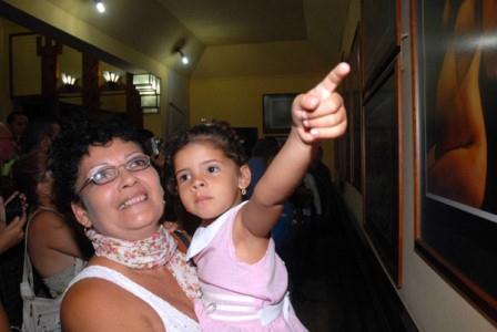 Inauguración de la exposición fotográfica “Alumbrarte”, de la fotorreportera Heidi Calderón, que aborda el tema de la mujer durante el embarazo, abierta al público en el lobby del Teatro Eddy Suñol, como parte de las primeras actividades de la XXI Edición de la Fiesta de la Cultura Iberoamericana, en la ciudad de Holguín, Cuba, el 24 de octubre de 2015. AIN FOTO/ Juan Pablo CARRERAS