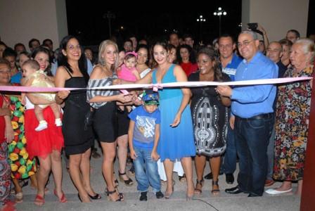 Luis Antonio Torres Iríbar (segundo de D a I), Primer Secretario del Partido Comunista de Cuba (PCC) en el territorio, junto a Julio César Estupiñán Rodríguez (tercero de D a I), Presidente de la Asamblea Provincial de Poder Popular, durante la inauguración de la exposición fotográfica “Alumbrarte”, de la fotorreportera Heidi Calderón (C), abierta al público en el lobby del Teatro Eddy Suñol, como parte de las primeras actividades de la XXI Edición de la Fiesta de la Cultura Iberoamericana, en la ciudad de Holguín, Cuba, el 24 de octubre de 2015. AIN FOTO/ Juan Pablo CARRERAS