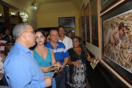 Luis Antonio Torres Iríbar ( I), Primer Secretario del Partido Comunista de Cuba (PCC) en el territorio, junto a Julio César Estupiñán Rodríguez (tercero de I a D), Presidente de la Asamblea Provincial de Poder Popular, durante la inauguración de la exposición fotográfica “Alumbrarte”, de la fotorreportera Heidi Calderón (segunda de I a D), abierta al público en el lobby del Teatro Eddy Suñol, como parte de las primeras actividades de la XXI Edición de la Fiesta de la Cultura Iberoamericana, en la ciudad de Holguín, Cuba, el 24 de octubre de 2015. AIN FOTO/ Juan Pablo CARRERAS