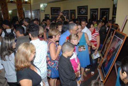 Inauguración de la exposición fotográfica “Alumbrarte”, de la fotorreportera Heidi Calderón, que aborda el tema de la mujer durante el embarazo, abierta al público en el lobby del Teatro Eddy Suñol, como parte de las primeras actividades de la XXI Edición de la Fiesta de la Cultura Iberoamericana, en la ciudad de Holguín, Cuba, el 24 de octubre de 2015. AIN FOTO/ Juan Pablo CARRERAS