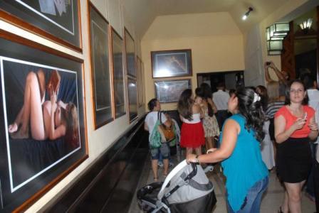 Inauguración de la exposición fotográfica “Alumbrarte”, de la fotorreportera Heidi Calderón, que aborda el tema de la mujer durante el embarazo, abierta al público en el lobby del Teatro Eddy Suñol, como parte de las primeras actividades de la XXI Edición de la Fiesta de la Cultura Iberoamericana, en la ciudad de Holguín, Cuba, el 24 de octubre de 2015. AIN FOTO/ Juan Pablo CARRERAS