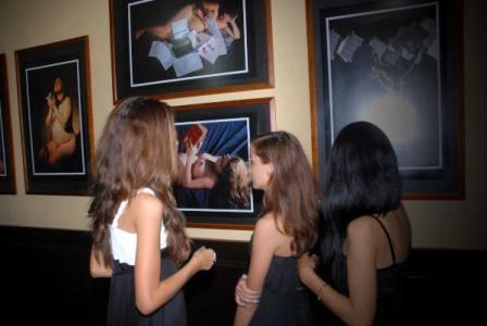 Inauguración de la exposición fotográfica “Alumbrarte”, de la fotorreportera Heidi Calderón, que aborda el tema de la mujer durante el embarazo, abierta al público en el lobby del Teatro Eddy Suñol, como parte de las primeras actividades de la XXI Edición de la Fiesta de la Cultura Iberoamericana, en la ciudad de Holguín, Cuba, el 24 de octubre de 2015. AIN FOTO/ Juan Pablo CARRERAS