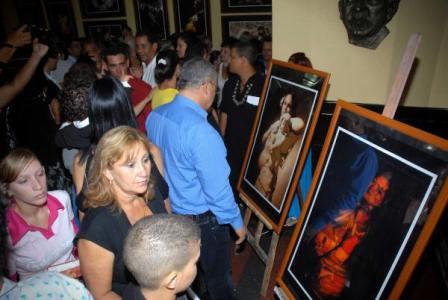 Inauguración de la exposición fotográfica “Alumbrarte”, de la fotorreportera Heidi Calderón, que aborda el tema de la mujer durante el embarazo, abierta al público en el lobby del Teatro Eddy Suñol, como parte de las primeras actividades de la XXI Edición de la Fiesta de la Cultura Iberoamericana, en la ciudad de Holguín, Cuba, el 24 de octubre de 2015. AIN FOTO/ Juan Pablo CARRERAS